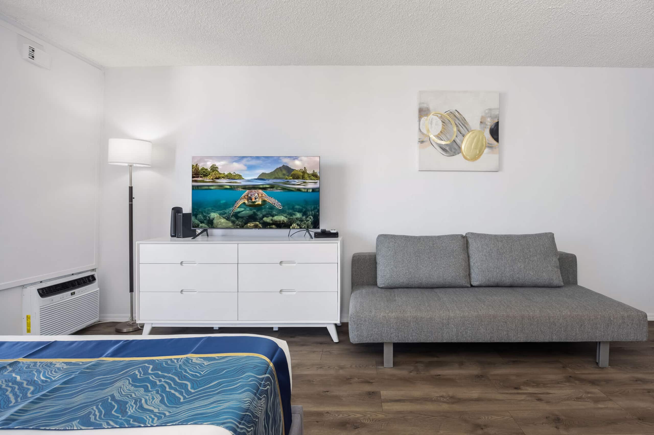 Condo in Honolulu · ★4.72 · 1 bedroom · 2 beds · 1 private bath - Image 11
