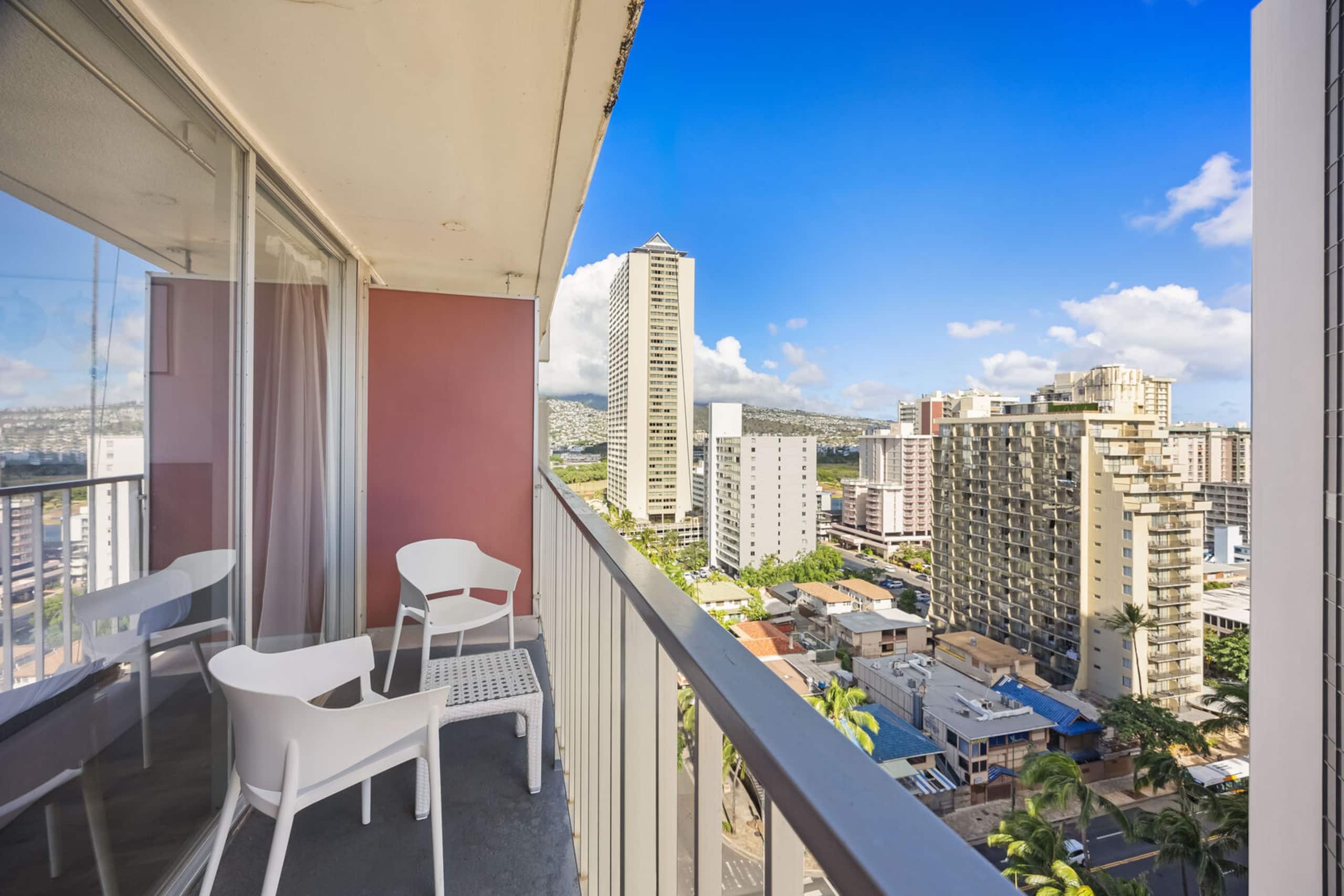 Condo in Honolulu · ★4.72 · 1 bedroom · 2 beds · 1 private bath - Image 17