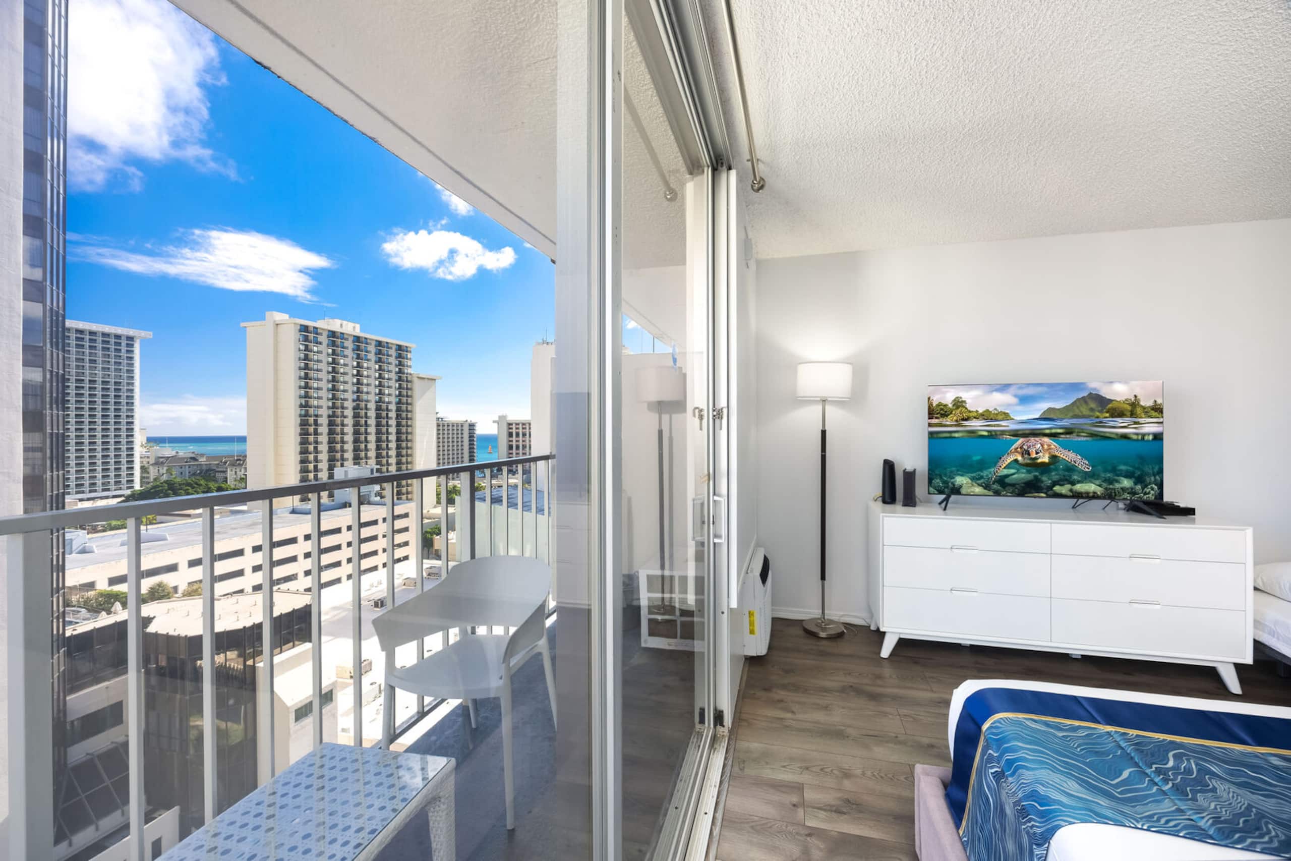 Condo in Honolulu · ★4.72 · 1 bedroom · 2 beds · 1 private bath - Image 13