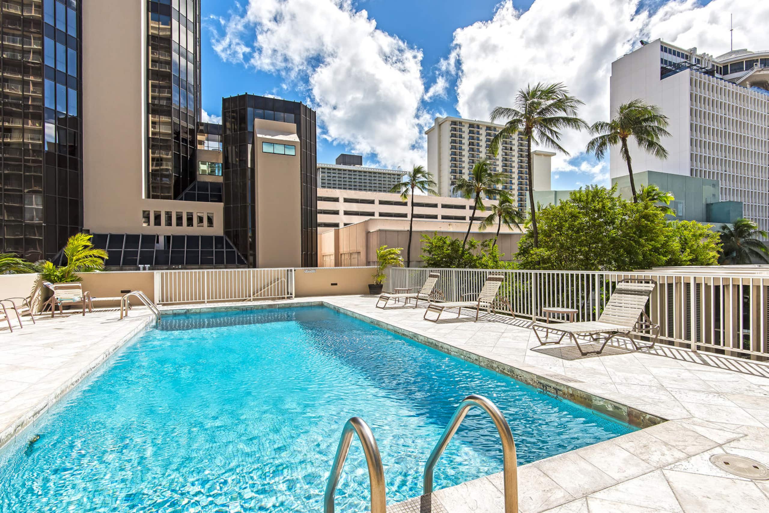 Condo in Honolulu · ★4.72 · 1 bedroom · 2 beds · 1 private bath - Image 6