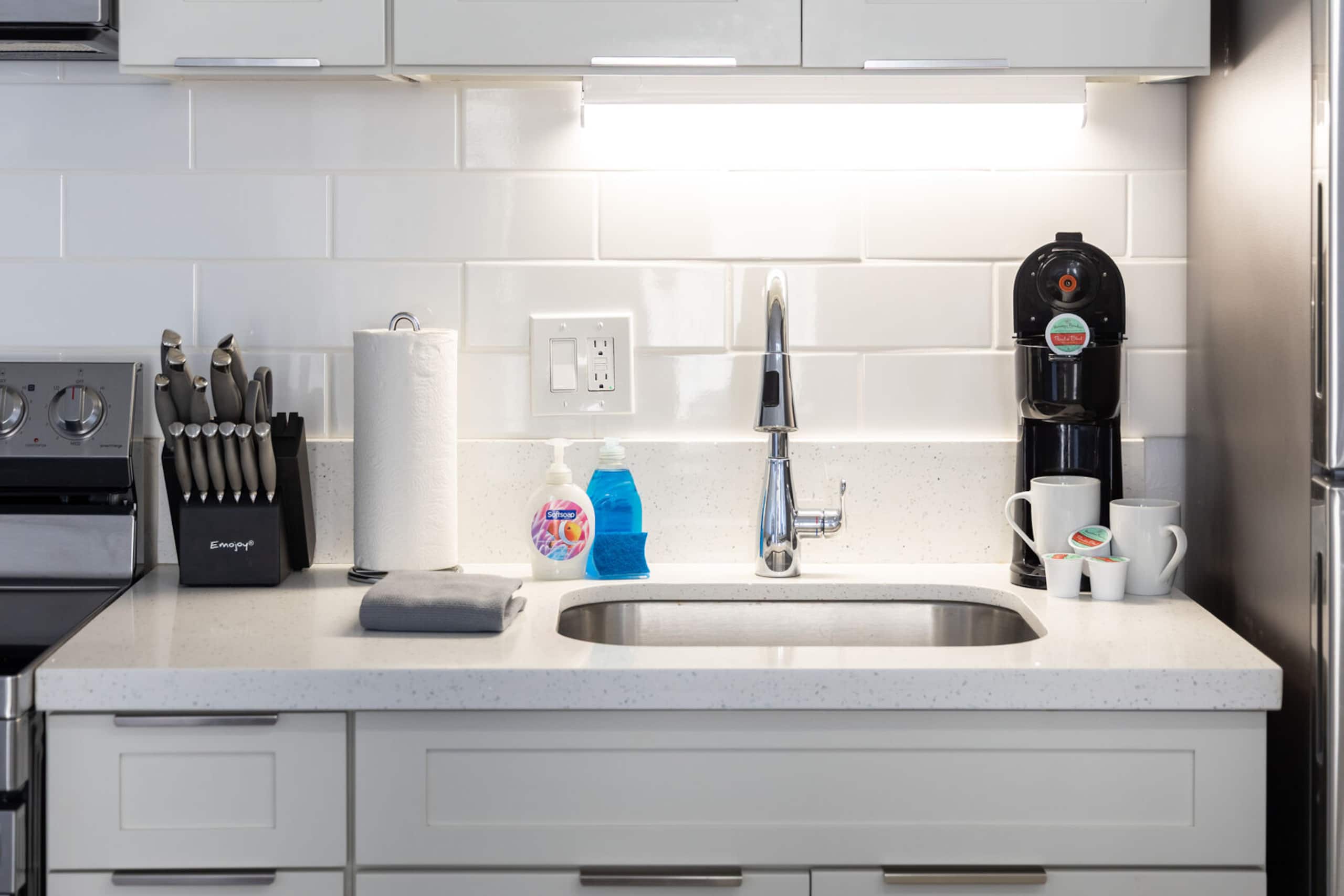 Condo in Honolulu · ★4.72 · 1 bedroom · 2 beds · 1 private bath - Image 19