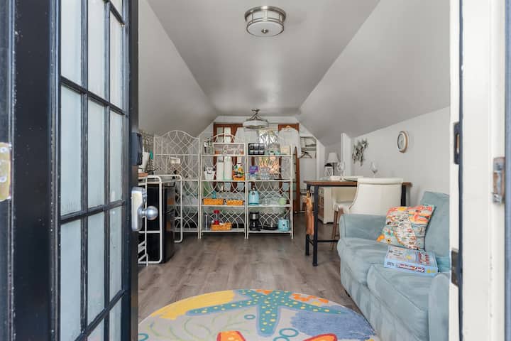 طاولة قهوة مجهزة بالكامل