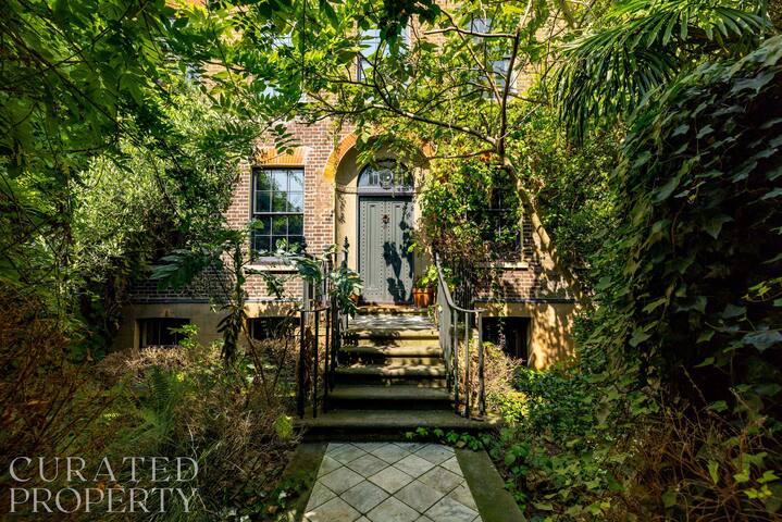 Extraordinary Grade II-listed early Georgian Home gallery image 2