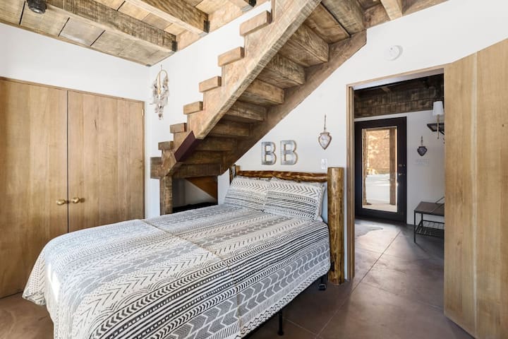 Втора спална соба долу со брачен кревет (широк 150-179 см).