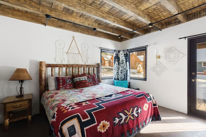 Главна спална соба со брачен кревет (широк 180-220 см) на првиот кат.