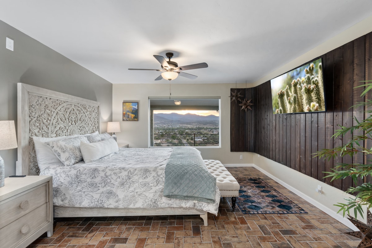 Спалня с баня, смарт телевизор, гледка към планината – тази спалня е идеална за релаксация!