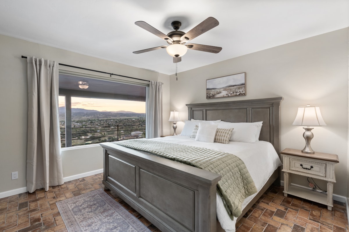 От гледки към изгрева до късни нощни предавания, тази стая е моето убежище.