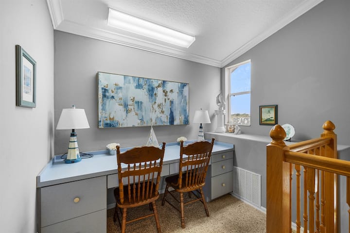 Биро надвор од главната спална соба