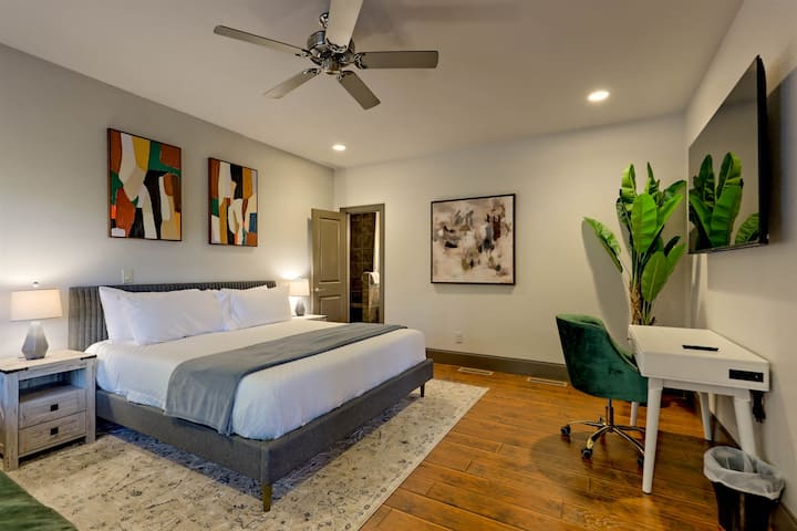 1st-floor master king bedroom with en suite bathroom and a queen sofa bed.