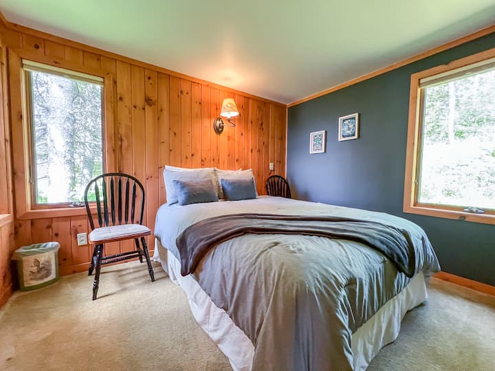 El dormitorio 1 tiene una cama tamaño queen.