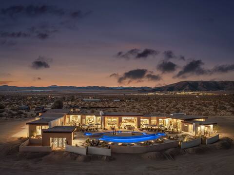 Peak by Fieldtrip | 8 BR Modern Oasis | 2 Pools