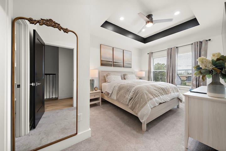 Включени са телевизор и огледало в цял ръст.