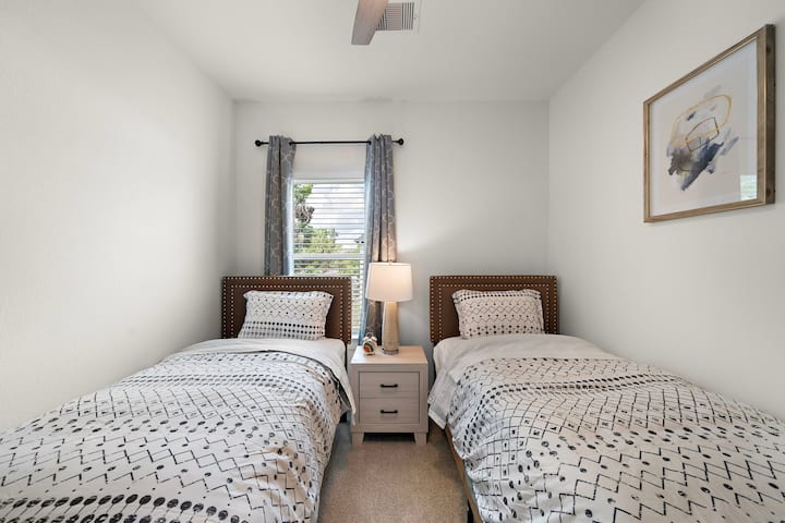 4 - та спалня с две единични легла.