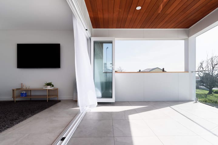 Spacious 4-Bed Coastal Retreat with Ocean Views gallery image 3