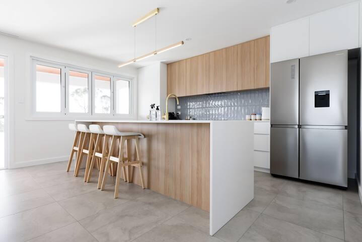 Spacious 4-Bed Coastal Retreat with Ocean Views gallery image 4