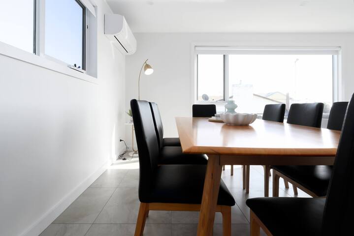 Spacious 4-Bed Coastal Retreat with Ocean Views gallery image 5