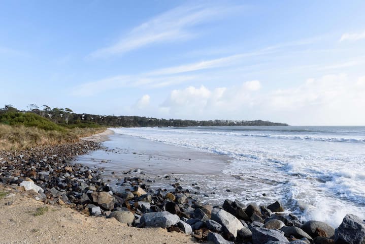 Spacious 4-Bed Coastal Retreat with Ocean Views gallery image 2