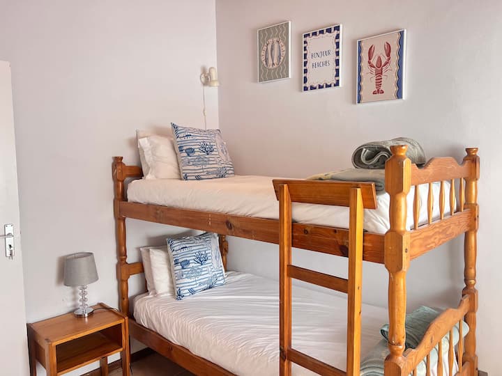 ห้องนอนที่ 4 พร้อมเตียงสองชั้น นี่เป็นห้องวัยรุ่นที่สมบูรณ์แบบ ซ่อนตัวอยู่ห่างจากส่วนที่เหลือของบ้านด้วยห้องสวีทของตัวเอง