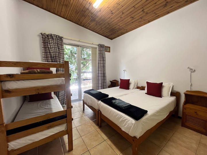 ห้องนอนที่ 3: เหมาะสำหรับเด็กๆ! เตียงเดี่ยว 2 เตียงและเตียงสองชั้น! เติมเต็มห้องด้วยเสียงหัวเราะและการเล่น!