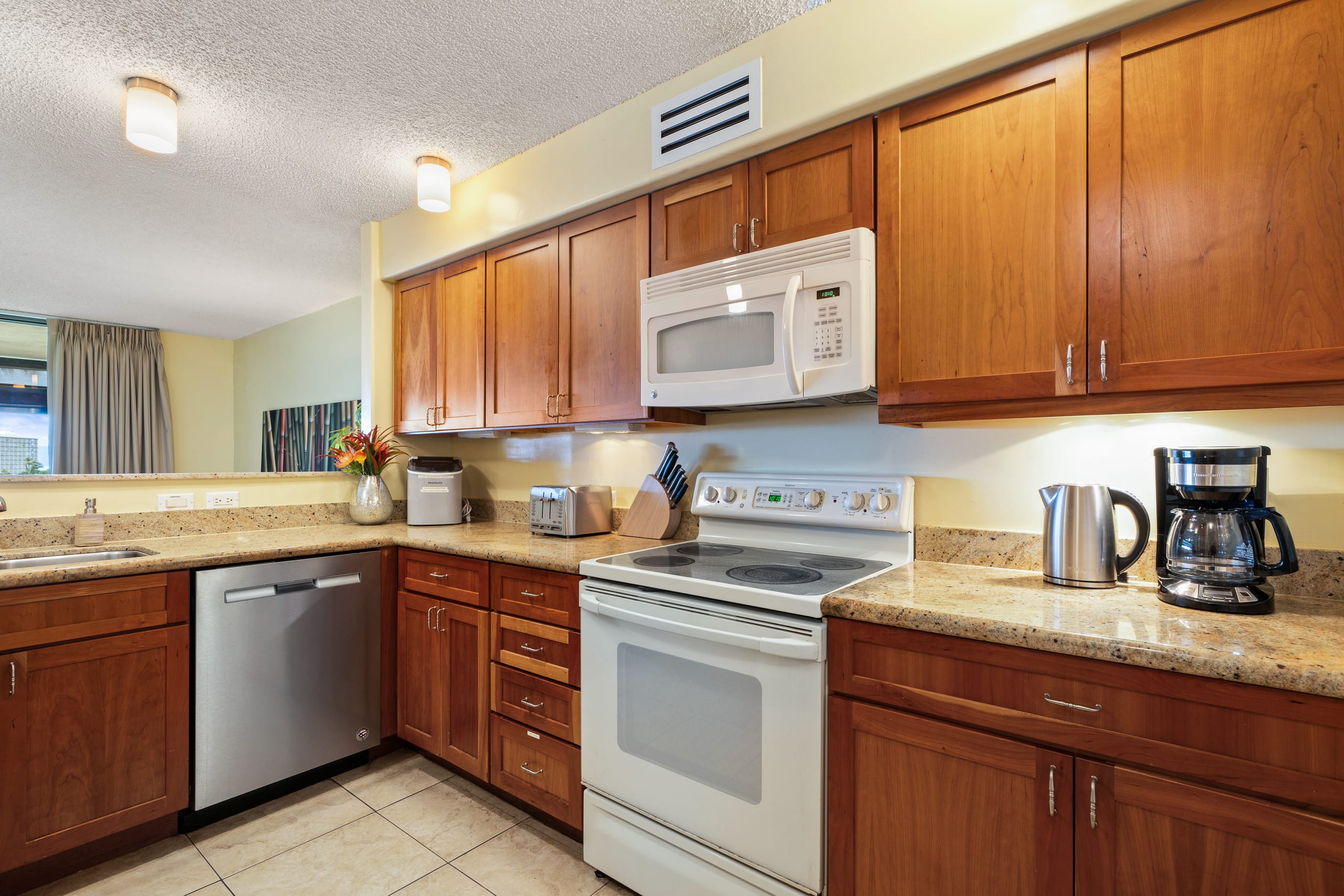 Condo in Lahaina · ★4.89 · 2 bedrooms · 3 beds · 2 baths - Image 9