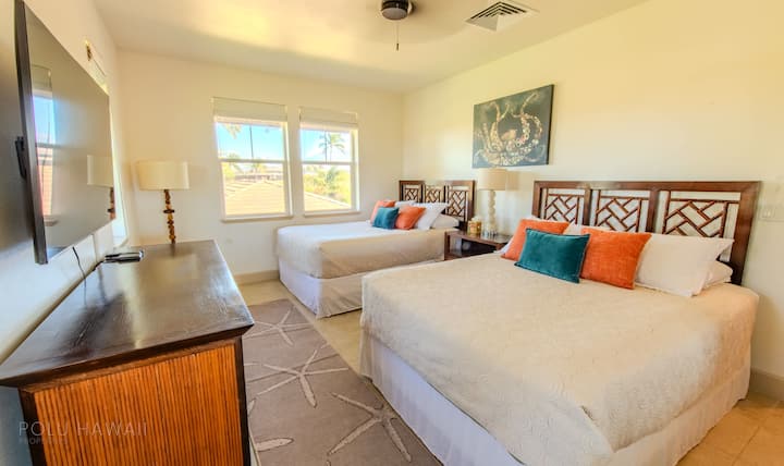 חדר שינה שני עם נוף למאונה קיאה, נוף חלקי לים וטלוויזיה חכמה.