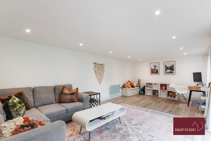 Guildford - 4 Bedroom House - Private Parking - Guildford