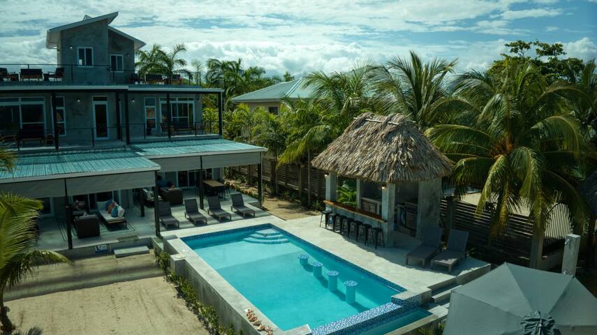 Conmigo Villas – 6 Bedroom Beachfront w/ Pool gallery image 4