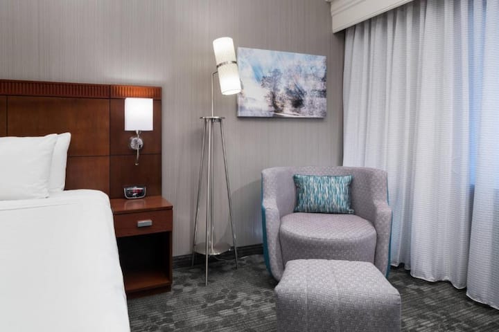 Comfy King Bed | Free Parking. Indoor Pool - New York