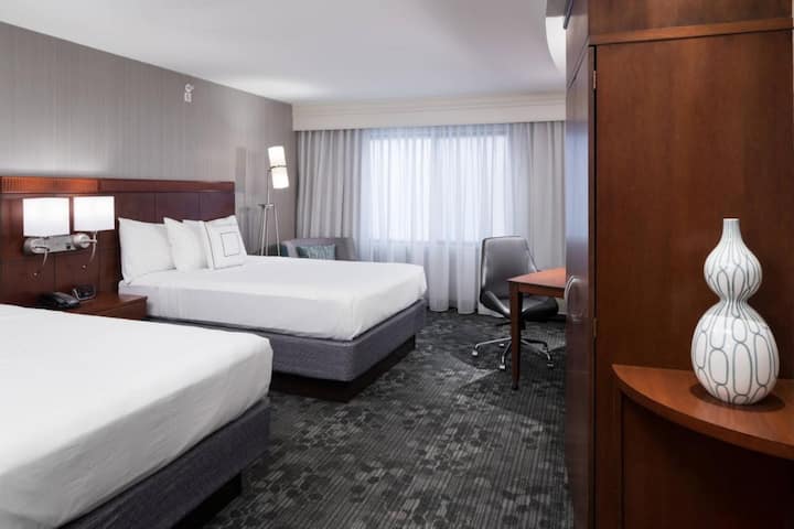 Comfy 2 Queen Beds | Free Parking. Indoor Pool - Livingston, NJ