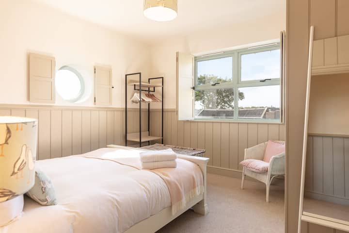 The Old Smokey, Seahouses - Host & Stay