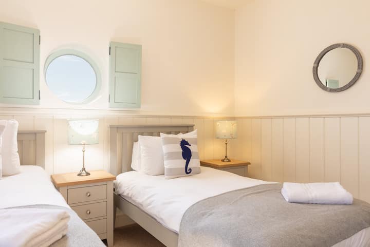 The Old Smokey, Seahouses - Host & Stay