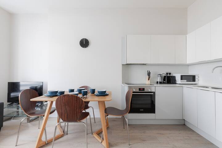 Superb 2 Bedroom Flat opposite Edgware Rd Station gallery image 5