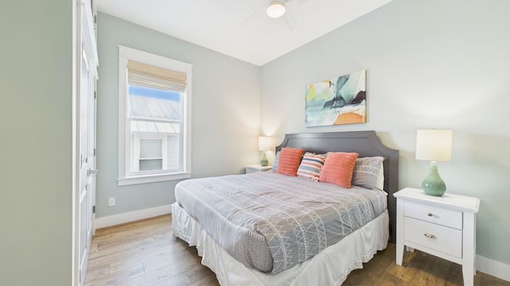 Drugi kat – spavaća soba s bračnim krevetom, televizorom i vlastitom kupaonicom