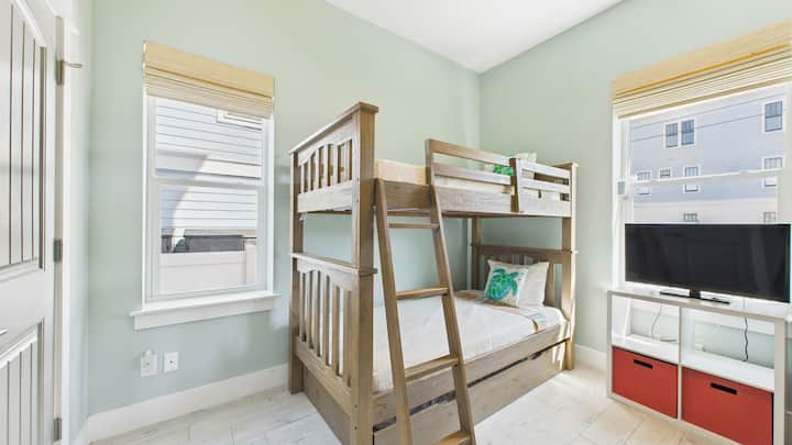 Prvi kat – spavaća soba s dva kreveta na kat i TV-om