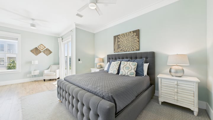 Drugi kat – glavna spavaća soba s bračnim krevetom, TV-om, balkonom i kupaonicom