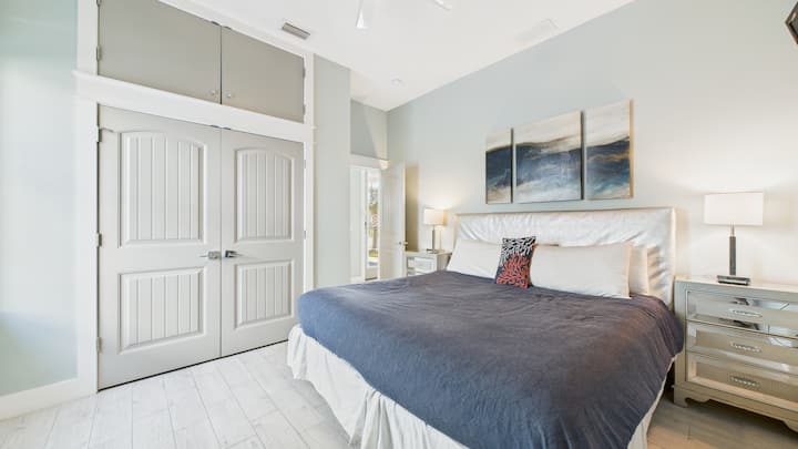 Prvi kat – spavaća soba s bračnim krevetom i TV-om