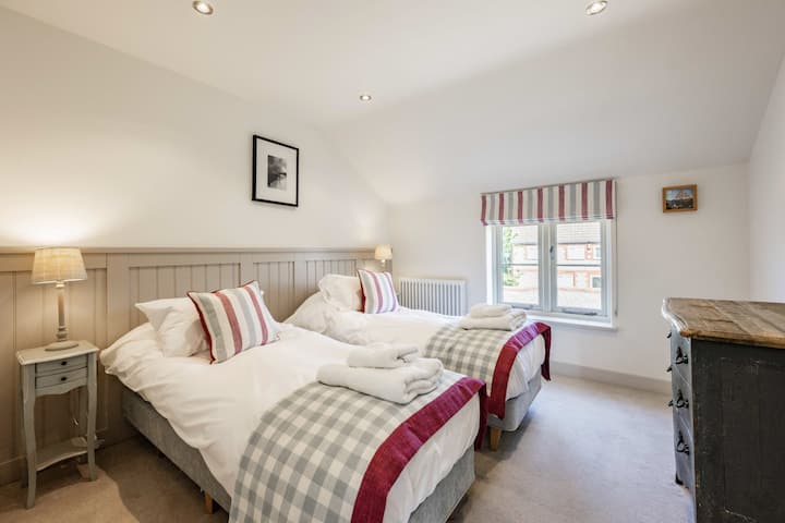 22-Anvil Cottage-22