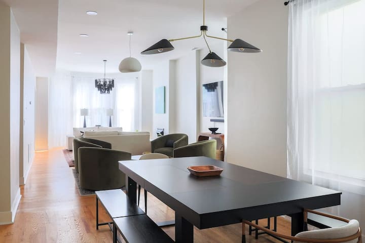 Luxury Two-Level Townhouse | Patio | Lincoln Park