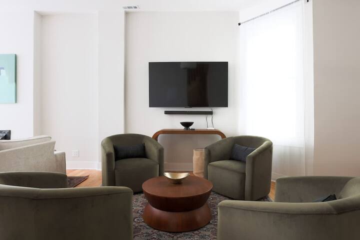 Luxury Two-Level Townhouse | Patio | Lincoln Park gallery image 2