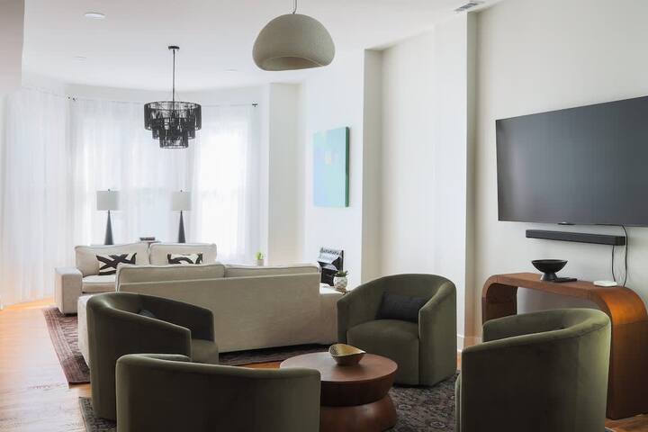 Luxury Two-Level Townhouse | Patio | Lincoln Park gallery image 5