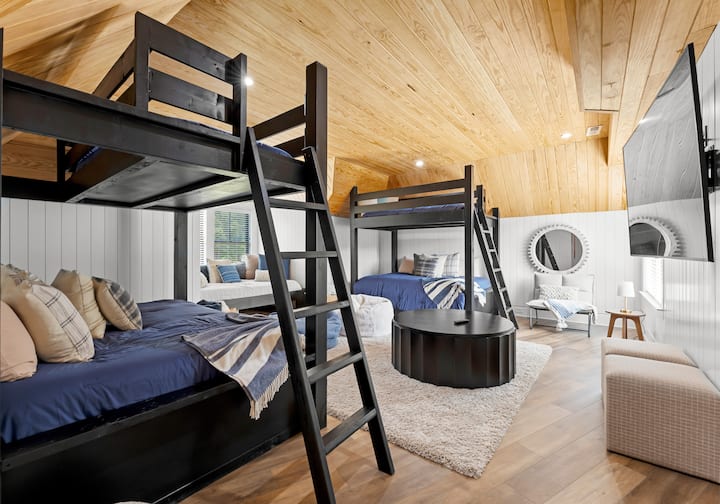 Ზედა დონის ორსართულიანი ოთახი ორადგილიანი ორადგილიანი ორადგილიანი საწოლით ფანჯარაში, რომელსაც სძინავს 8! Იდეალურია ბავშვებისთვის. 