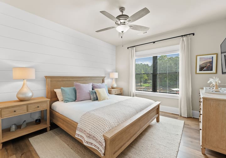 Ზედა დონის დიდი საძინებელი ჯეკისა და ჯილის სააბაზანოთი. 