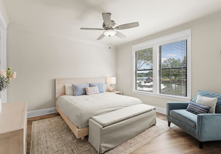 Მთავარი დონის დიდი საძინებელი ფლიგელით და ტბისა და აუზის ხედებით. 