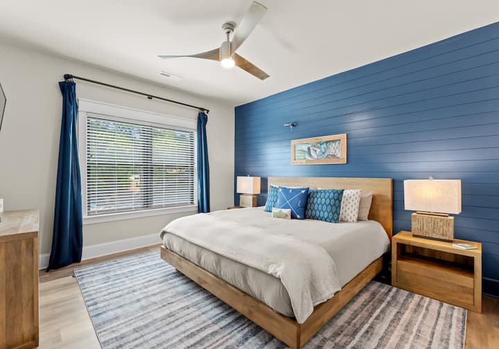 Ზედა დონის დიდი საძინებელი №2 ჯეკისა და ჯილის სააბაზანოთი. 