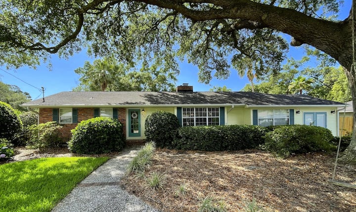 Fenced Back Yard, Residential Home - Pet Friendly - Brunswick, GA