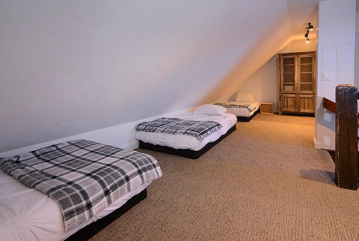 2楼双层房， 3张单人床和1张标准双人床