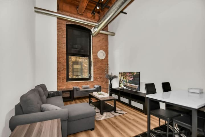 River North | Rooftop With In & Out Parking | 3