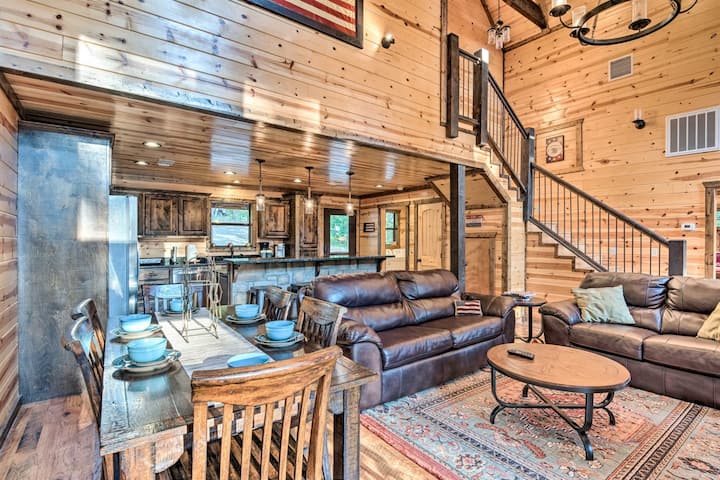 Dhoma e ndenjjes: Hapësirë e gjerë me bukuri rustike dhe pamje të këndshme, perfekte për t 'u mbledhur dhe për t' u çlodhur!