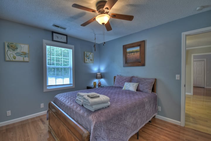 Брачна спална соба на горниот кат