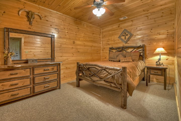 Dormitorio tamaño queen en el nivel de la terraza con sofá cama*la salida de emergencia más cercana está fuera de las puertas francesas en el nivel de la terraza*